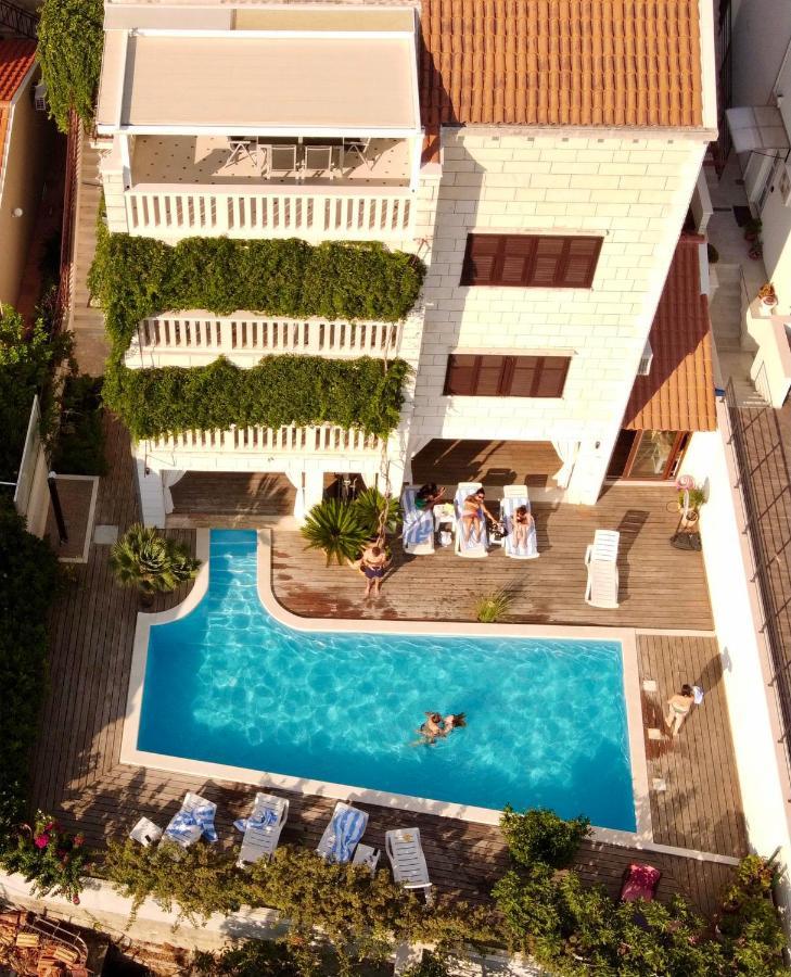 Vista Deluxe Apartment